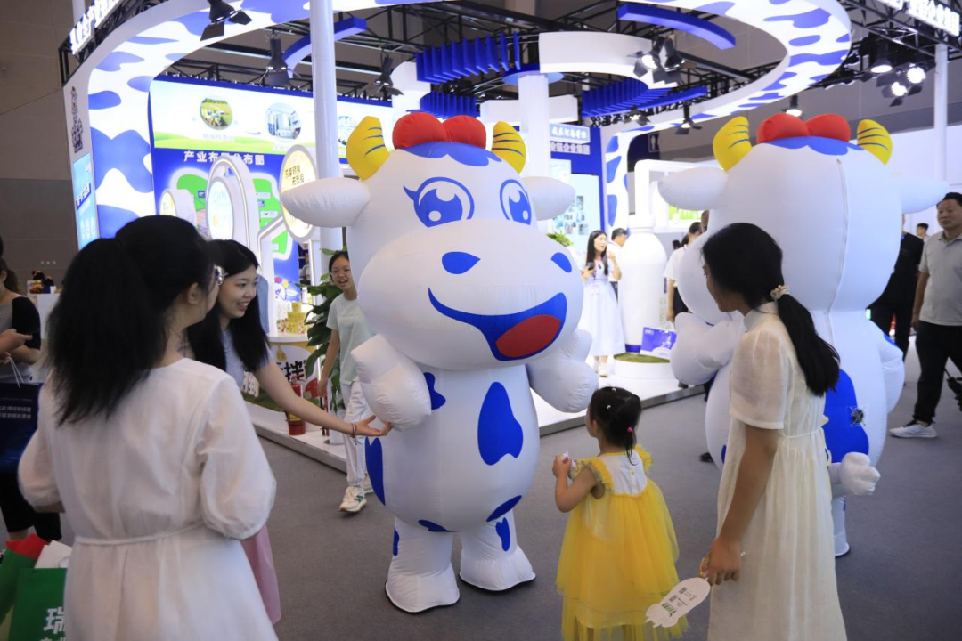 啟航新征程 點(diǎn)亮新賽道丨花花牛乳業(yè)集團(tuán)參加第十四屆中國奶業(yè)大會(huì)暨D20峰會(huì)，榮獲“中國乳制品生產(chǎn)企業(yè)現(xiàn)代化等級5A級”評定殊榮