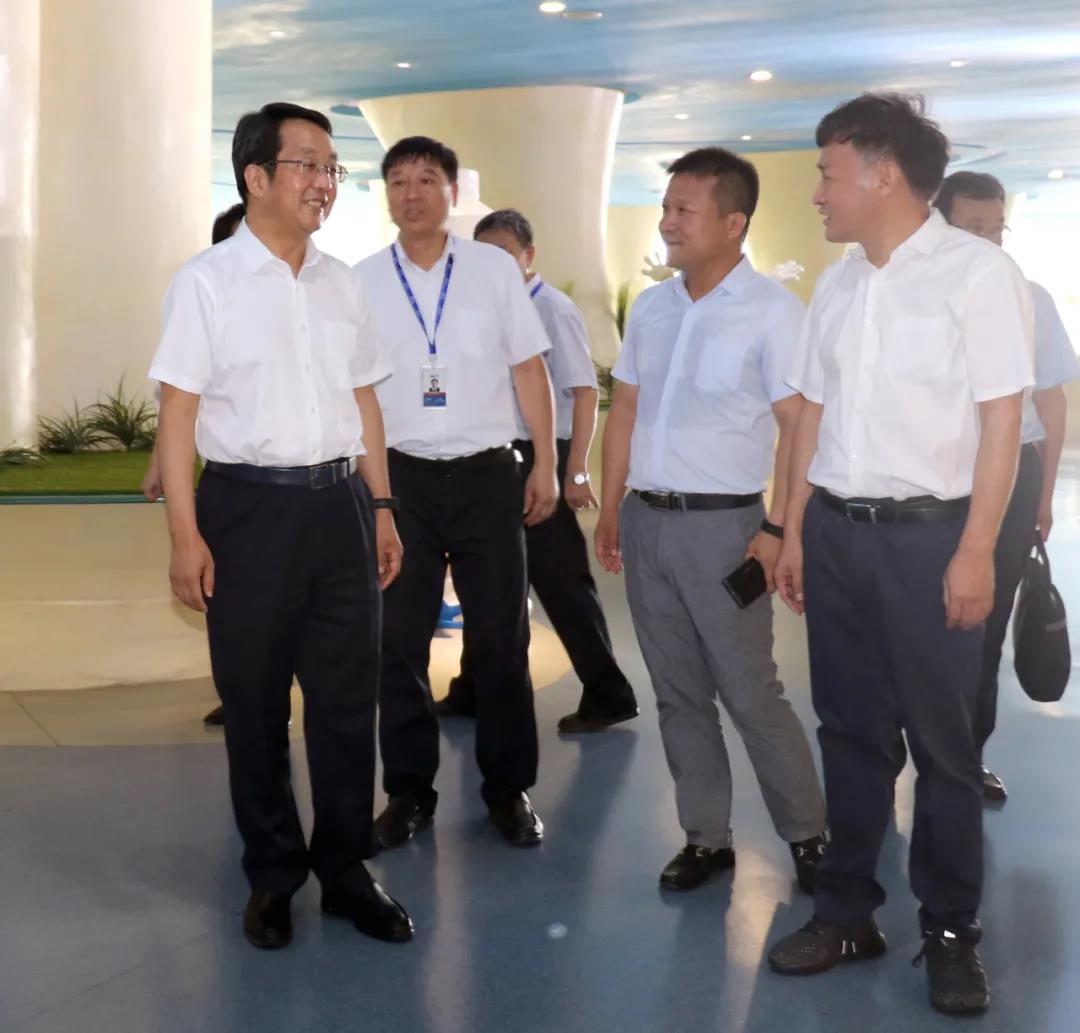 河南省高級人民法院院長胡道才一行蒞臨花花牛乳業(yè)集團開展“萬人助萬企”活動 助力企業(yè)發(fā)展 河南省高級人民法院院長胡道才一行蒞臨花花牛乳業(yè)集團開展“萬人助萬企”活動 助力企業(yè)發(fā)展