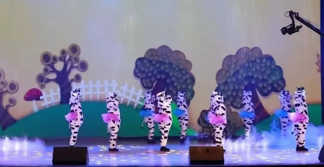 “贏在2019”,花花牛乳業(yè)集團(tuán)2019年新春晚會(huì)盛大開幕 “贏在2019”,花花牛乳業(yè)集團(tuán)2019年新春晚會(huì)盛大開幕