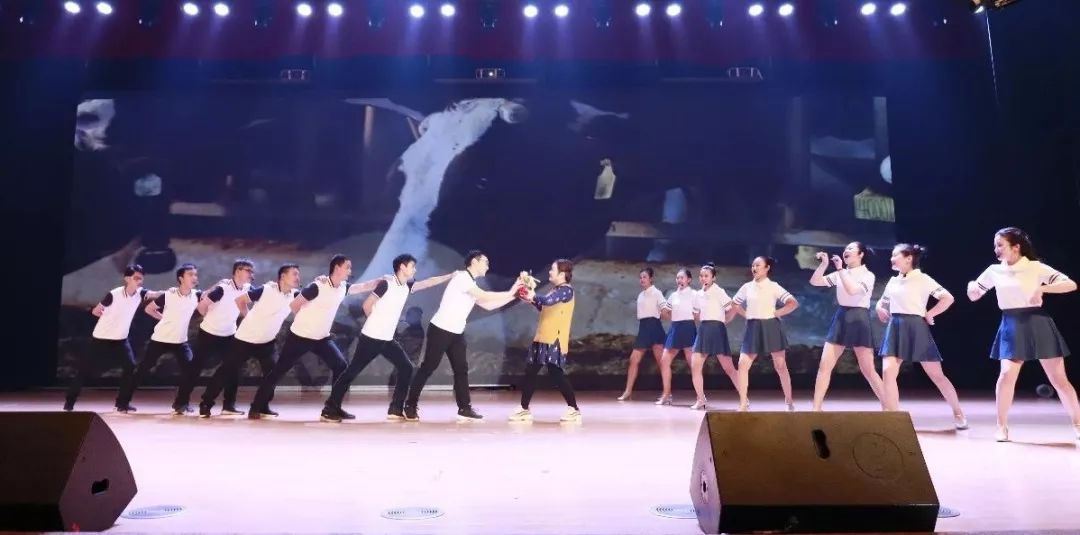 “贏在2019”,花花牛乳業(yè)集團(tuán)2019年新春晚會(huì)盛大開幕 “贏在2019”,花花牛乳業(yè)集團(tuán)2019年新春晚會(huì)盛大開幕