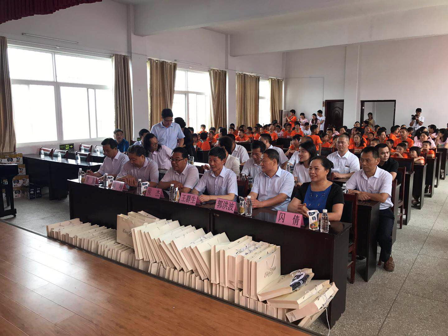 “關愛特殊兒童，讓愛灑滿人間—花花牛乳業集團2018中國小康牛奶行動” 公益助學泌陽捐贈儀式