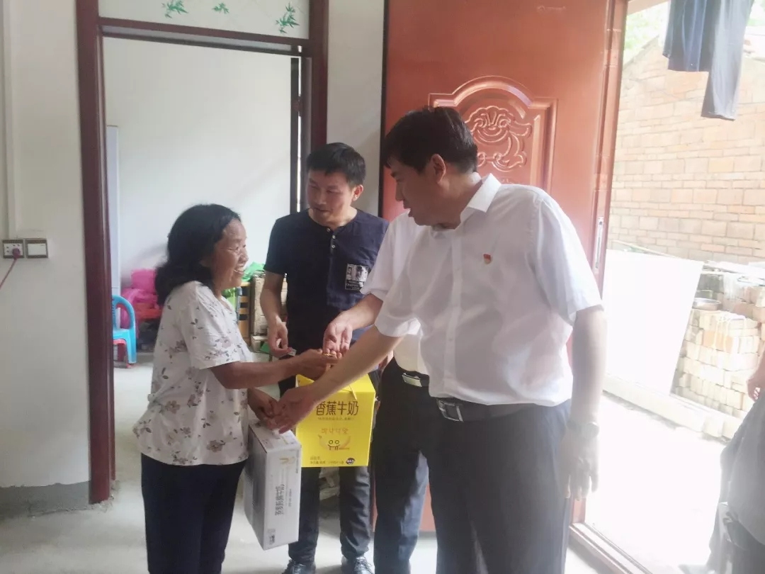花花牛乳業(yè)集團(tuán)走訪慰問(wèn)貧困戶 結(jié)對(duì)幫扶暖人心