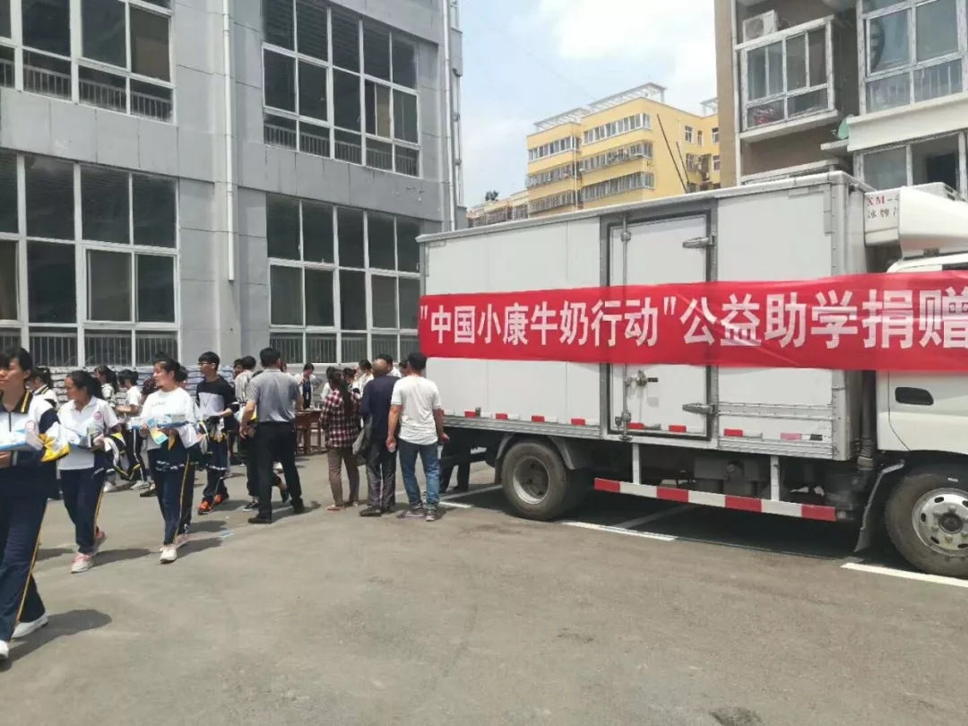 花花牛|捐助教育100萬元！做公益，我們是認真的！