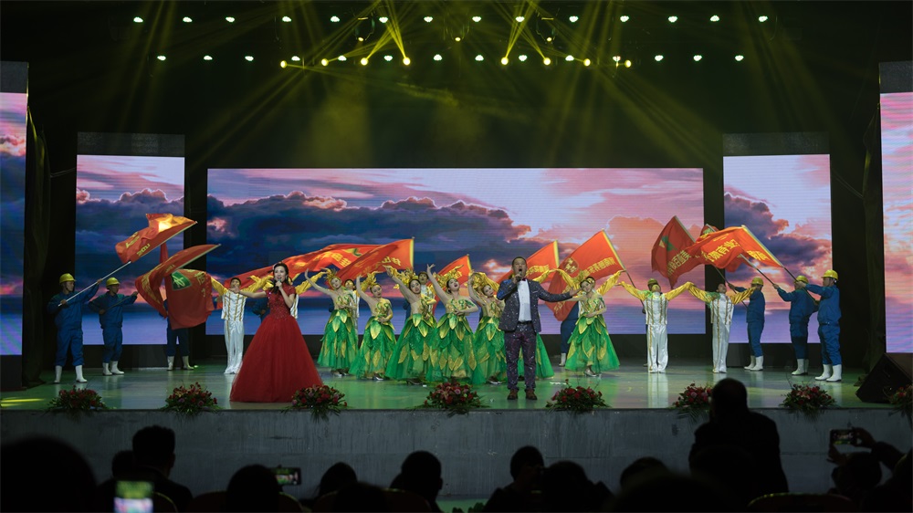 “不忘初心、聚力前行” 花花牛集團(tuán)2018迎新春聯(lián)歡會(huì)隆重舉行 “不忘初心、聚力前行” 花花牛集團(tuán)2018迎新春聯(lián)歡會(huì)隆重舉行