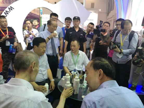 花花牛牛氣沖天!農業(yè)部長品嘗“領暢”點贊,又獲國際奶業(yè)平臺青睞 花花牛牛氣沖天!農業(yè)部長品嘗“領暢”點贊,又獲國際奶業(yè)平臺青睞