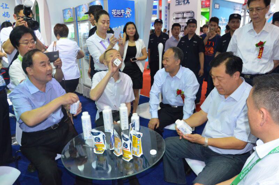 花花牛牛氣沖天!農業(yè)部長品嘗“領暢”點贊,又獲國際奶業(yè)平臺青睞 花花牛牛氣沖天!農業(yè)部長品嘗“領暢”點贊,又獲國際奶業(yè)平臺青睞