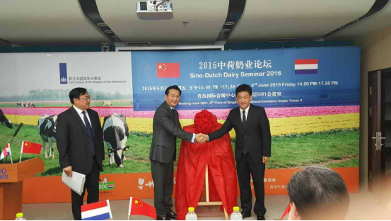 花花牛牛氣沖天!農業(yè)部長品嘗“領暢”點贊,又獲國際奶業(yè)平臺青睞 花花牛牛氣沖天!農業(yè)部長品嘗“領暢”點贊,又獲國際奶業(yè)平臺青睞