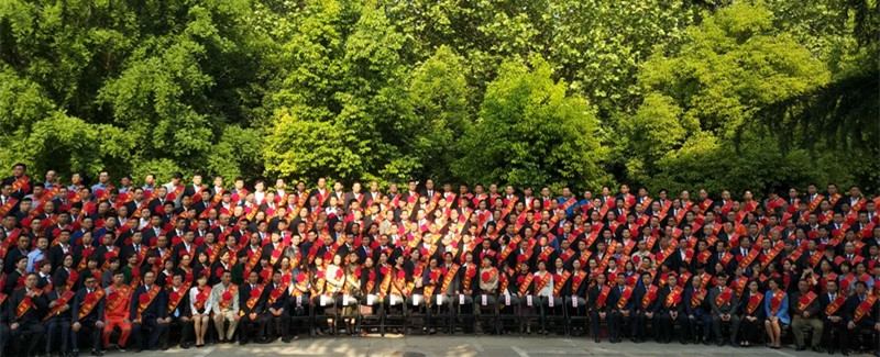 河南花花牛乳業(yè)集團(tuán)股份有限公司阮曉琦、王曉龍榮獲“鄭州市勞動模范”榮譽稱號