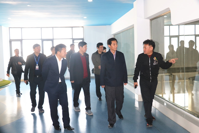 封丘縣縣長王獻臣一行蒞臨花花牛集團養殖、乳品事業部參觀調研